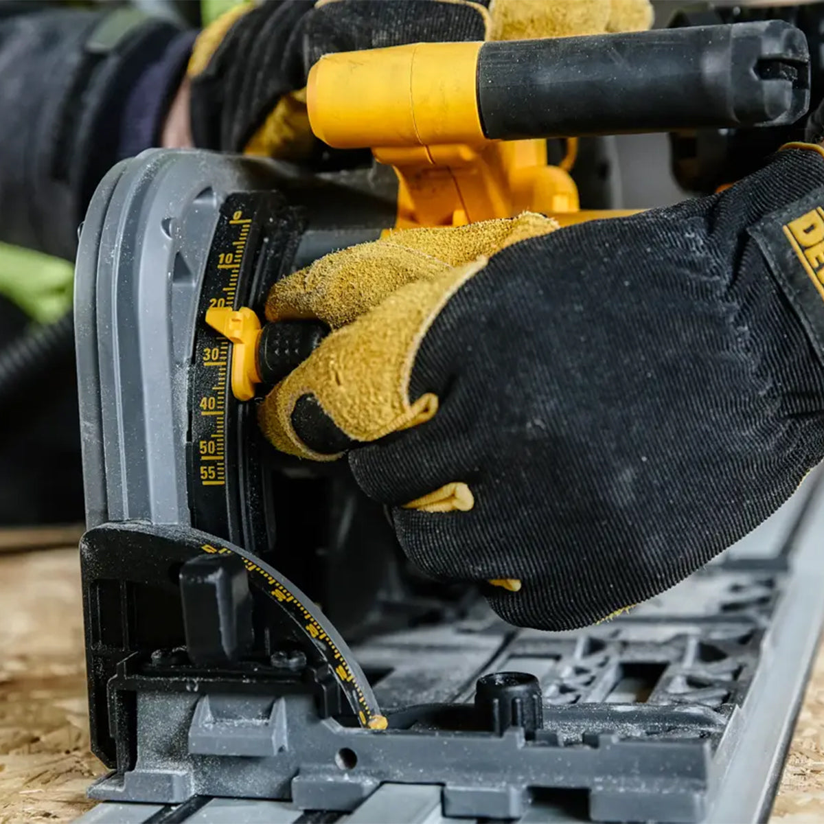 Scie plongeante sans fil 54 V DeWalt XR FLEXVOLT DCS520 – Ø 165 mm