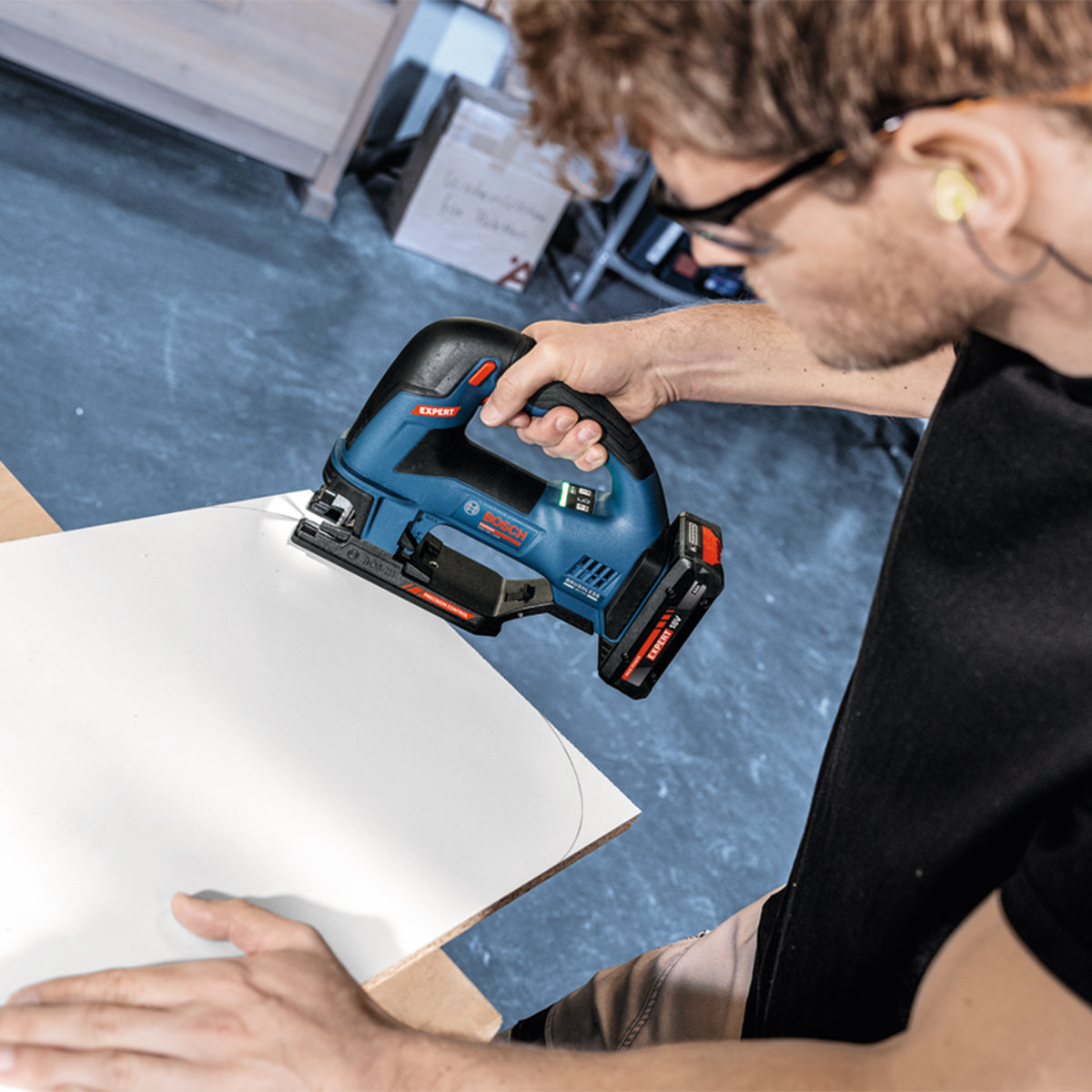 Scie sauteuse sans fil 18 V Bosch EXPERT EXST18V-155B – poignée étrier – coupe bois 155 mm