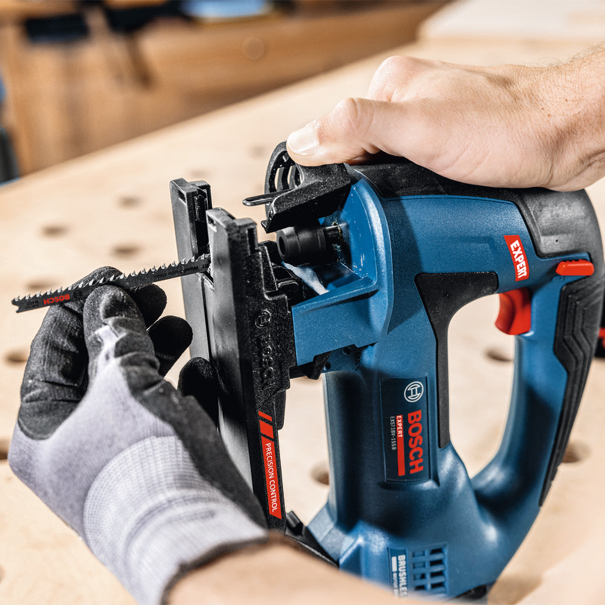 Scie sauteuse sans fil 18 V Bosch EXPERT EXST18V-155B – poignée étrier – coupe bois 155 mm