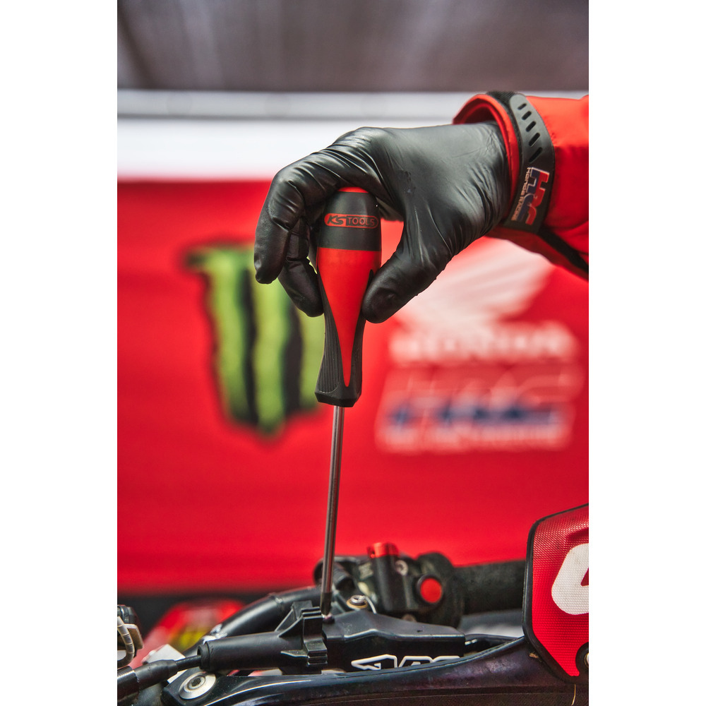 Photo d'une main qui vis avec un tournevis ULTIMATE, Fente PH de chez KS Tools