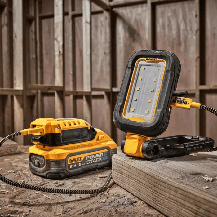 Utilisation de la Lampe de travail DEWALT DCL182-XJ USB-C 1000 lm